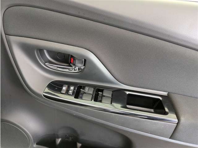 運転席パワーウインドウマスタースイッチです。車内の換気も運転席から簡単に行えます。ロック機能もついているので子供がイタズラして窓を開けるという事も防止できますよ。
