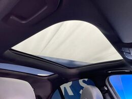 ●パノラミックスライディングルーフ：：大迫力のパノラマルーフは、後部座席にまで続いており、開放的な空間をお楽しみいただけます。