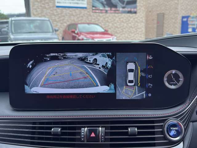 パノラミックビューモニターを装備！上から車両を見下ろしたような映像をナビ画面に表示できます。車両前後左右に搭載した4つのカメラ映像を継ぎ目なく合成！目視では見えない部分もリアルタイムで見れます。