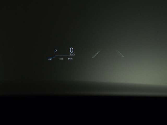 ヘッドアップ・ディスプレイ（HUD）現在のスピードや、前方の車線情報など、運転に必要な情報を、目の前のウインドウガラスに表示する機能です。これにより、目線の移動が少なく済み、安全です。
