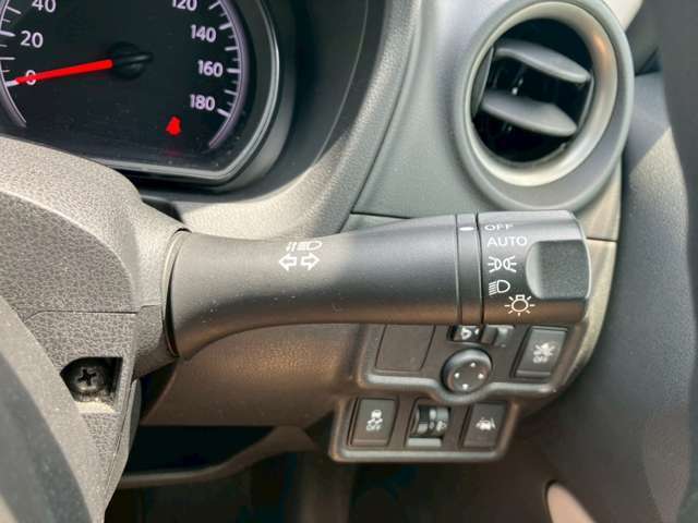 オートライト機能付き。走行中の車が周囲の明るさを感知して、自動的に点灯/消灯してくれます。