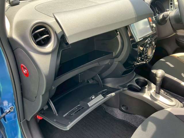 グローブボックス収納です。車検証ブックなどを収納するのにピッタリです♪
