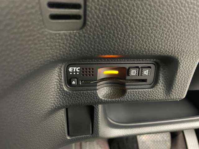 【ETC】有料道路を利用する際に料金所で停止することなく通過できる、ETC車載器（ノンストップ自動料金収受システム機器）が装備されています。セットアップを行うことで利用可能になります。