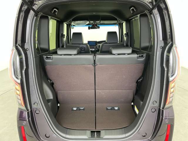 【トランク】積み込みやすくて、たっぷり積める荷室です。シートアレンジできるものは、乗車人数と荷物の量や大きさによってシートを動かすことができるので、より快適なドライブが可能です！