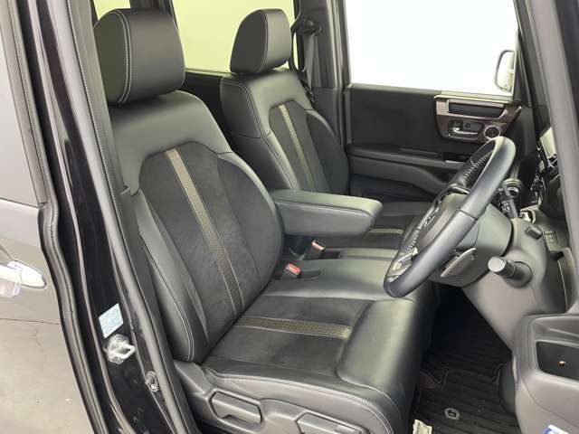 【運転席】座り心地が良いシートなので長時間の運転でも快適にお過ごしいただけます。新品のフロアマットのご注文も可能です。掲載箇所以外にご希望の写真がございましたらお気軽にお問い合わせ下さい。