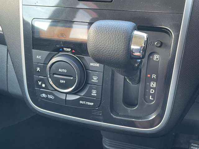 シフトレバーの画像です。インパネCVTです。オートエアコン付きで室内も快適！！