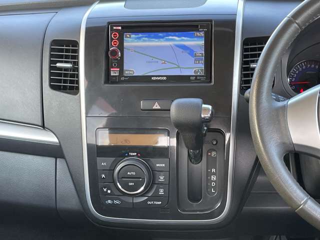 シフトレバーの画像です。インパネCVTです。オートエアコン付きで室内も快適！！