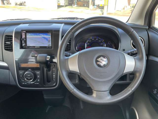 運転席から見たハンドル・インパネ廻りの画像です。