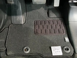 新品の純正フロアマット付きです。ドライブの際に気分良く乗って頂けます。