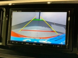 リバースギアに入れるだけで後方の表示へ切り替わります。夜間や雨の日の駐車も楽になりますよ。