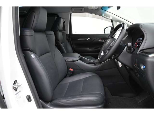 運転席/助手席です。　周囲も見やすいので安心して運転できます。