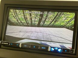 【バックカメラ】駐車時に後方がリアルタイム映像で確認できます。大型商業施設や立体駐車場での駐車時や、夜間のバック時に大活躍！運転スキルに関わらず、今や必須となった装備のひとつです！