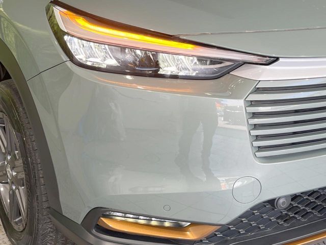 【LEDヘッドライト】悪天候や夜間走行時も良好な視界を確保し安心して運転できる高輝度LEDヘッドライトを装備！点灯速度が早く、消費電力も抑えられています。