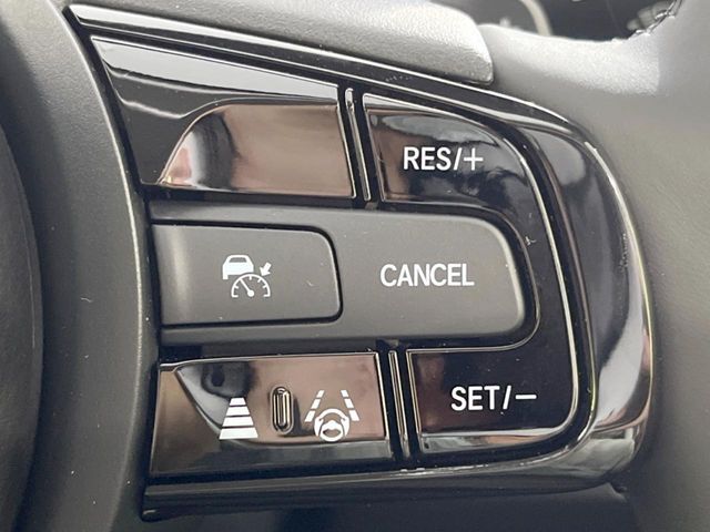 【アダプティブクルーズコントロール】高速道路での長距離走行が楽に！！自動で速度を保つクルーズコントロールが、衝突軽減システムと連携し、前方の車両を感知して車間を保つように速度調節してくれます！！