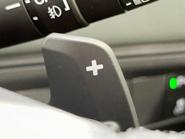 【パドルシフト】ハンドルから手を離さずに素早くシフトアップ＆ダウンができるので、エンジンブレーキを使う下り坂や高速道路の合流で加速したい場面で役立ちます。
