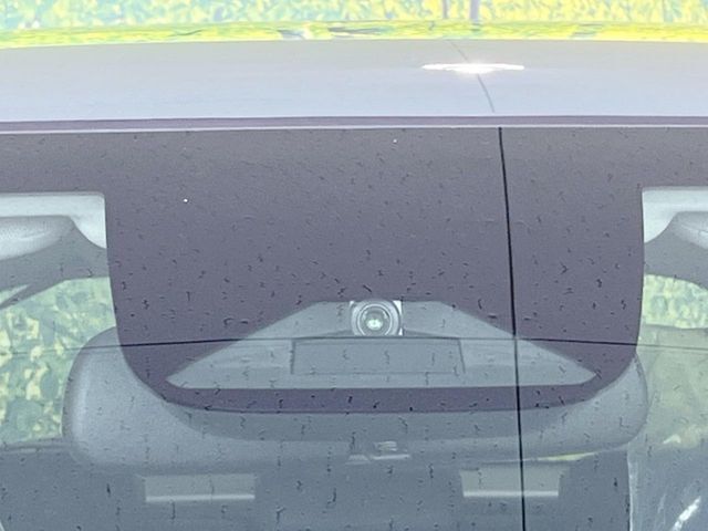 【ホンダセンシング】走行中に前方の車両等を認識し、衝突しそうな時は警報とブレーキで衝突回避と被害軽減をアシスト。より安全にドライブをお楽しみいただけます。