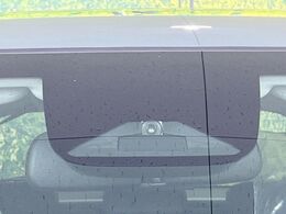 【ホンダセンシング】走行中に前方の車両等を認識し、衝突しそうな時は警報とブレーキで衝突回避と被害軽減をアシスト。より安全にドライブをお楽しみいただけます。