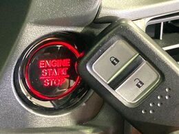 【Hondaスマートキー】カバンやポケットに入れたままでもドアの施錠・解錠が可能なスマートキーを装備。エンジンのオン・オフ時もカギを取り出す必要が無いからとっても便利です♪
