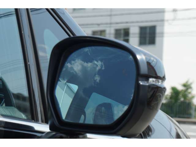 ブラインドスポットモニター！走行中、ドアミラーでは確認しにくい後側方エリアに存在する車両に加えて、隣接する車線の約60m後方までモニターし、急接近してくる車両も検知します。