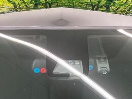 【プリクラッシュセーフティ】前方の車両等を検知し、衝突しそうな時は警報で注意を促し、ブレーキを踏む力をサポート。ブレーキを踏めなかった場合は衝突被害軽減ブレーキが作動、衝突回避をサポートします。