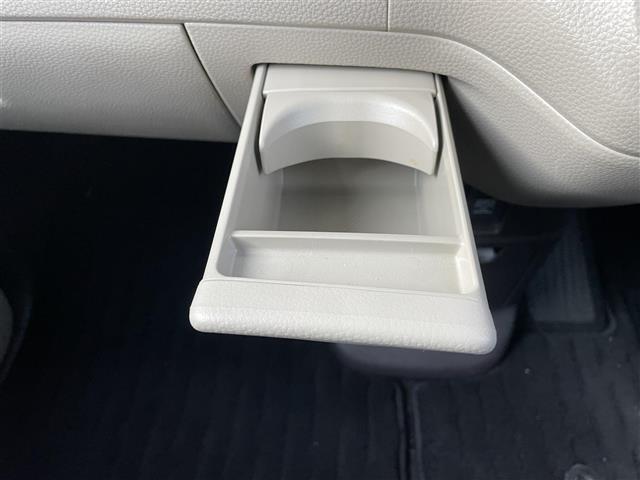 【ドリンクホルダー】長時間のドライブを快適に過ごすために、必須の車内アイテムですね。