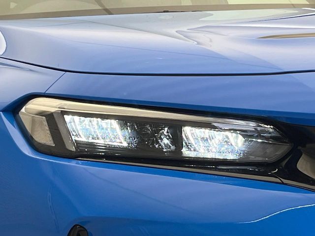 【LEDヘッドライト】悪天候や夜間走行時も良好な視界を確保し安心して運転できる高輝度LEDヘッドライトを装備！点灯速度が早く、消費電力も抑えられています。