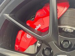 【ブレンボ製キャリパー】ハイパワー車両には強力なブレーキが必須！世界のスーパーカーにも採用されるイタリアの高級メーカー「ブレンボ」を装着！色鮮やかなキャリパーがスポーティな印象を引き立てます♪