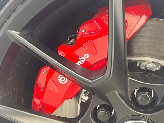 【ブレンボ製キャリパー】ハイパワー車両には強力なブレーキが必須！世界のスーパーカーにも採用されるイタリアの高級メーカー「ブレンボ」を装着！色鮮やかなキャリパーがスポーティな印象を引き立てます♪