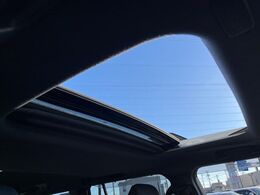 【サンルーフ】開放感たっぷりの希少装備、サンルーフが装着されています！車内に明かりを取り入れたり景色を楽しむ以外にも、車内の空気も簡単に換気できて快適です！