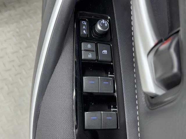 パワーウィンドウのスイッチですよ。　運転席に居ながら窓を開け閉めのコントロールできますよ。　ロック機能で、子供がイタズラして窓を開けるという事も無くなりますよ。