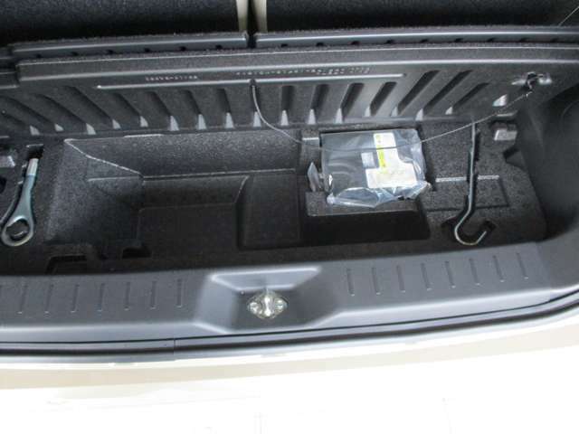 ラゲッジボードの下には収納とパンク修理キットが設置されていて出先でもタイヤに空気を入れる事が出来ます。