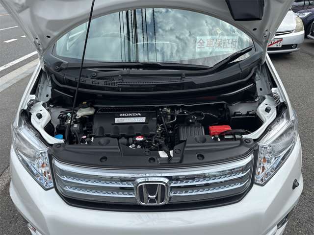 ☆エンジンは車の心臓部分です。このエンジンルームが汚いとトラブルの元です。当店は専用の液剤できれいに洗浄してから展示しております。