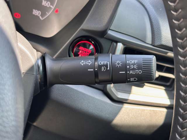 【オートライト（AUTO）】外の明るさをシステムが感知して、自動でヘッドライトが点灯します！ヘッドライトをつけ忘れを防ぐ便利機能です。