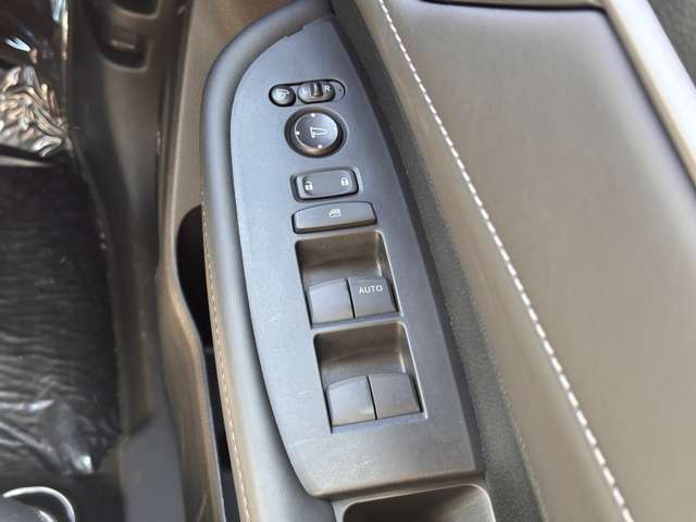 【電動格納ミラー】運転席のスイッチで、ドアミラーの開閉や角度の調整ができます。
