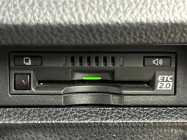 【ETC】有料道路を利用する際に料金所で停止することなく通過できる、ETC車載器（ノンストップ自動料金収受システム機器）が装備されています。セットアップを行うことで利用可能になります。