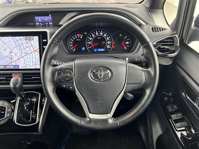 【ステアリングリモコン】手元のボタンから、オーディオやナビなどの操作ができるので、よそ見をせずに安全に運転に集中できます！