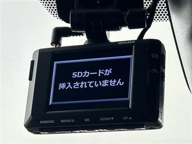 【電動リアゲート】荷物を抱えた状態でもリアゲートの開閉が可能です！お買い物時やアウトドアの際に役立ちますね。