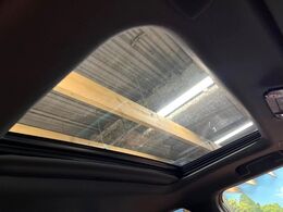 【サンルーフ】開放感たっぷりの希少装備、サンルーフが装着されています！車内に明かりを取り入れたり景色を楽しむ以外にも、車内の空気も簡単に換気できて快適です！