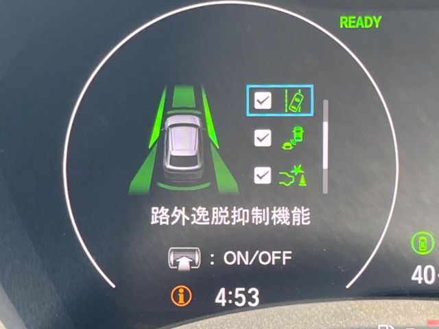 【車線逸脱警報】道路上の白（黄）線を認識し、意図せず走行中の車線からはみ出しそうになった時、メーター内の警告灯とブザーで注意喚起してくれる安心・安全機能です♪