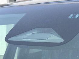 【ホンダセンシング】走行中に前方の車両等を認識し、衝突しそうな時は警報とブレーキで衝突回避と被害軽減をアシスト。より安全にドライブをお楽しみいただけます。