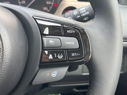 【アダプティブクルーズコントロール】高速道路での長距離走行が楽に！！自動で速度を保つクルーズコントロールが、衝突軽減システムと連携し、前方の車両を感知して車間を保つように速度調節してくれます！！