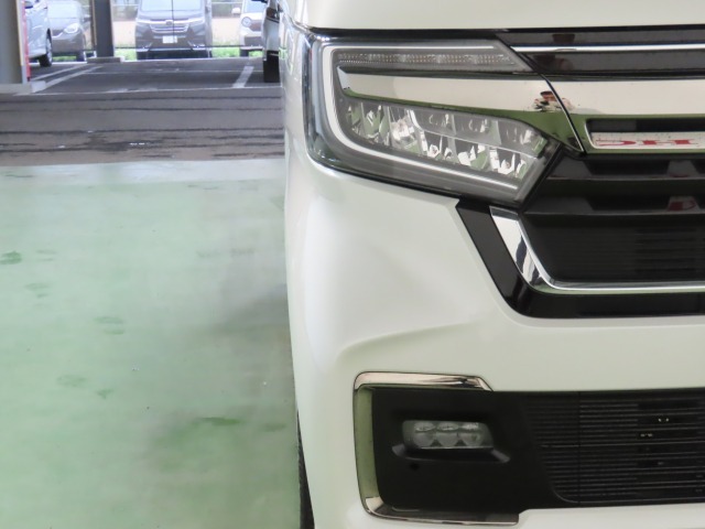 LEDヘッドライトは、点灯の瞬間から最大光量を発揮し、突然暗くなるトンネルなどでの安定感を高めます。