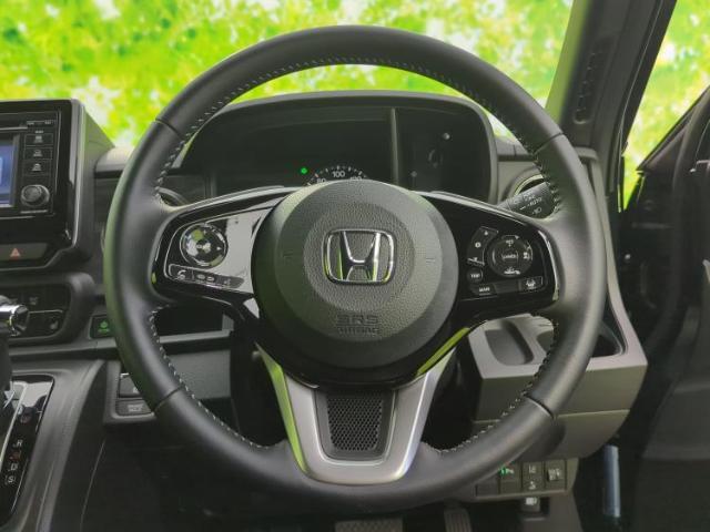WECARSの展示場では実際に見て、触ってお車をお選びいただけます！知識の豊富な営業スタッフが様々なカーライフをご提案いたします！