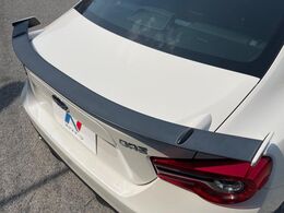【リヤスポイラー】スポーツカーらしさがグッと引き立つリヤスポイラーを装着♪高速走行時のスタビリティ（走行安定性）向上に役立ちます。