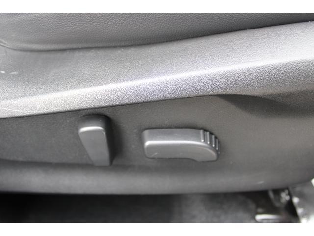 運転席も助手席も電動パワーシート装備