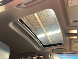 【サンルーフ】開放感たっぷりの希少装備、サンルーフが装着されています！車内に明かりを取り入れたり景色を楽しむ以外にも、車内の空気も簡単に換気できて快適です！