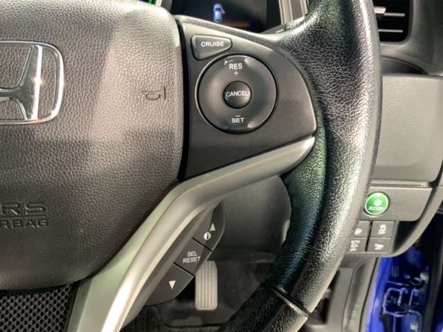 クルーズコントロールを装備しています。高速道路などで一定の速度で走ってくれるので運転が楽ですよ！速度を設定できますので、スピードの出しすぎにも注意できます。