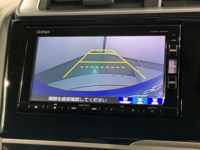 リバースギアに入れるだけで後方の表示へ切り替わります。夜間や雨の日の駐車も楽になりますよ。