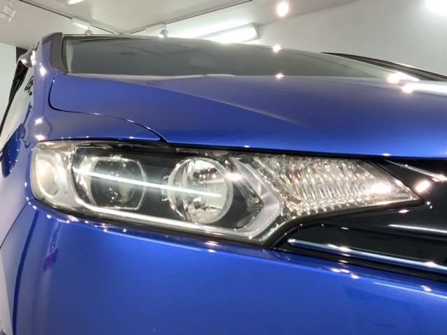 LEDヘッドライトは、点灯の瞬間から最大光量を発揮し、突然暗くなるトンネルなどでの安定感を高めます。