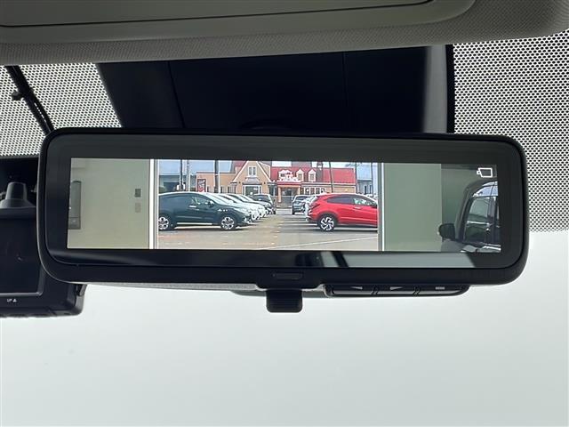 【デジタルインナーミラー】車両後方カメラの映像をミラーに映すことが出来ます。 そのため、後席に人や荷物があって後方が見えづらい場合でもしっかり視界を確保することが出来ます。